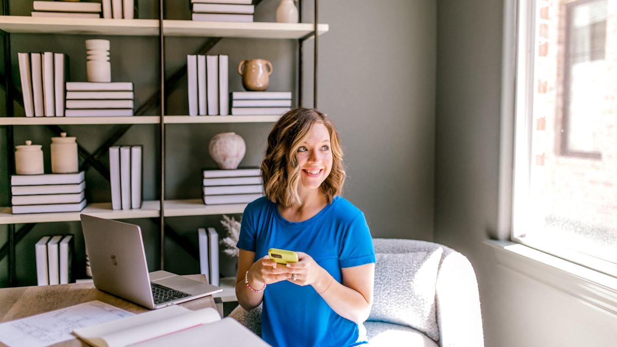 Bureau organisé avec outils numériques pour TPE