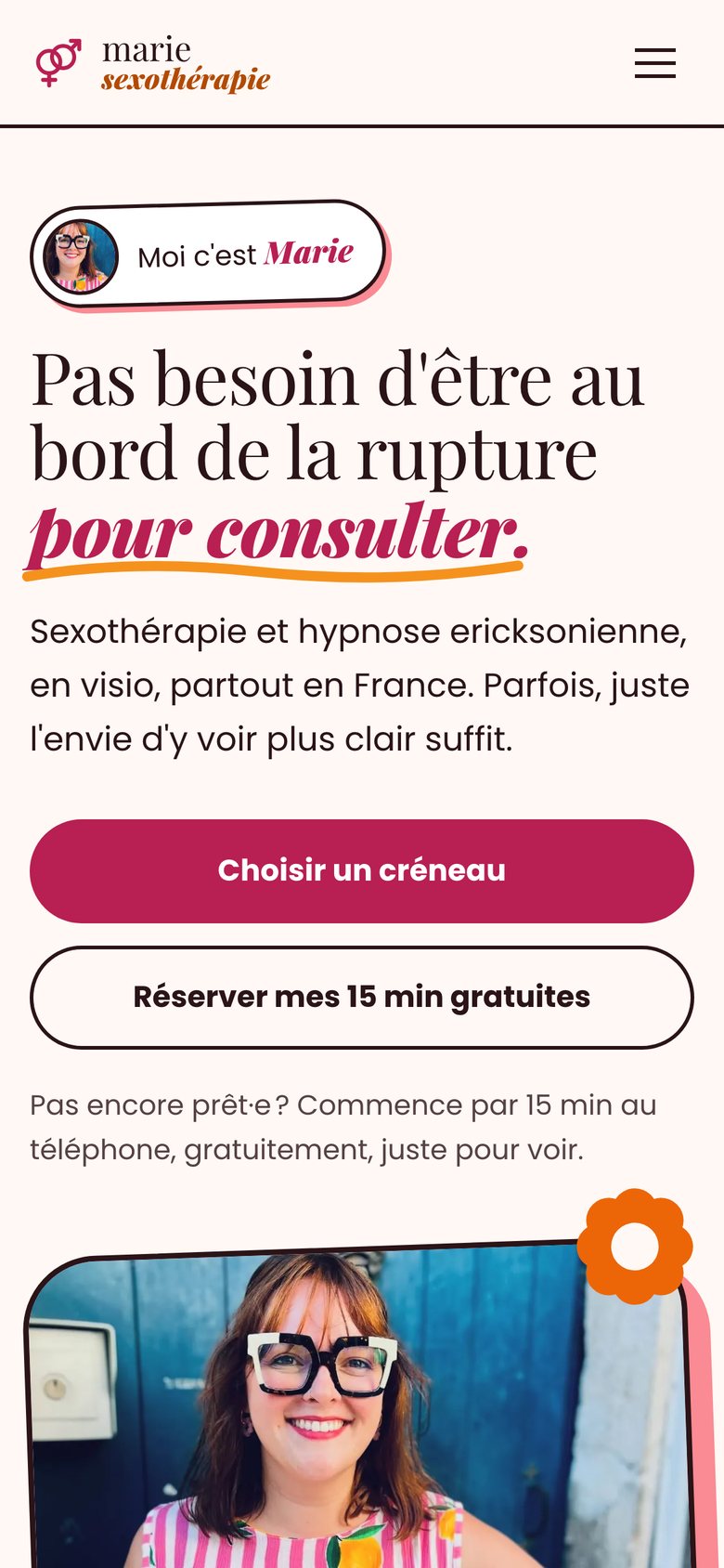 Le même site sur téléphone, premier écran : le titre, les deux boutons de réservation, puis le début de sa photo.