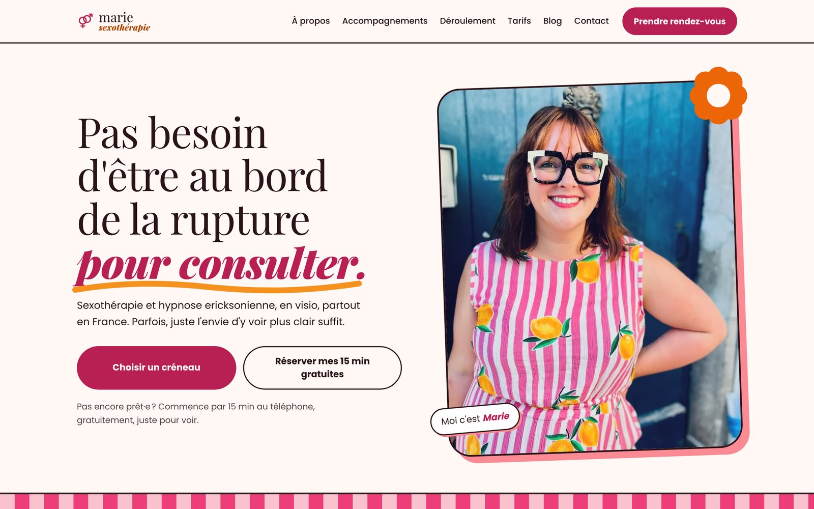 Le site de Marie Denaules sur ordinateur, premier écran : son titre, ses boutons de prise de rendez-vous et sa photo.